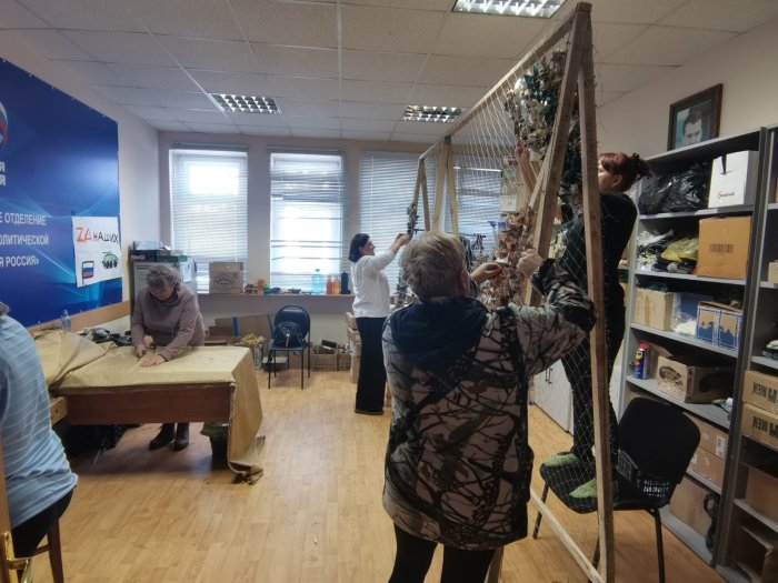 Усинские волонтёры научились плести маскировочные сети для военнослужащих