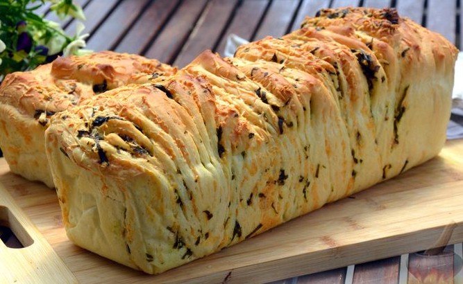 Хлеб-гармошка с сыром, черемшой и базиликом