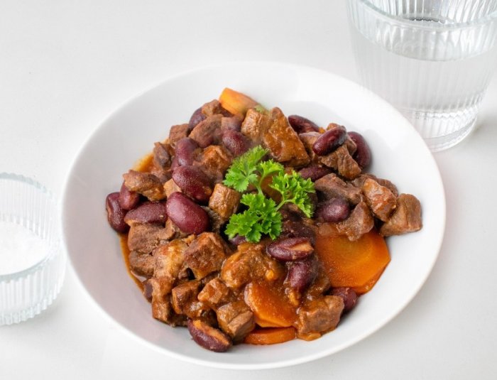 Тушеное мясо с красной фасолью