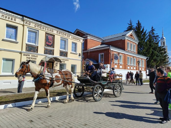 Коломенские контрасты по дороге в Кремль